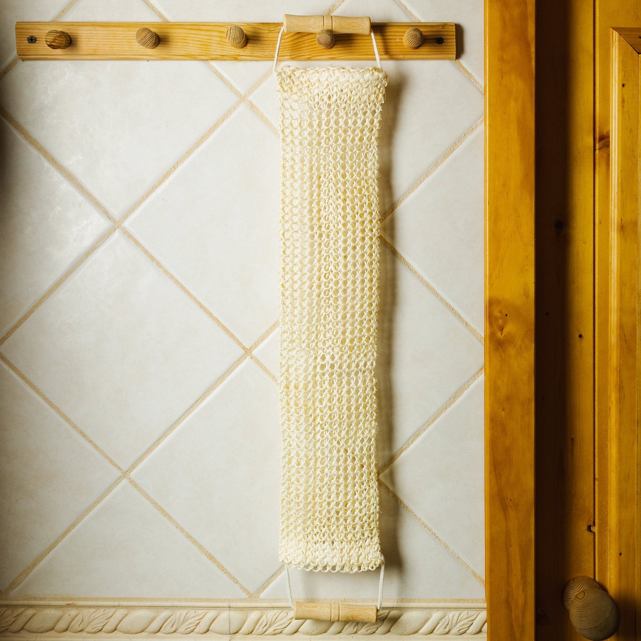sisal-exfoliating-body-strap-with-bamboo-handles-508260.jpg